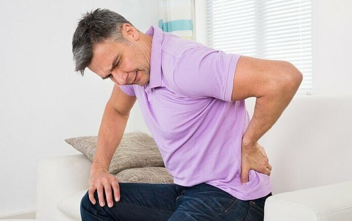 El dolor pélvico es un síntoma común de prostatitis crónica en los hombres