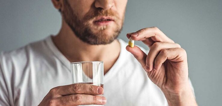 Un hombre toma medicamentos para tratar la prostatitis. 