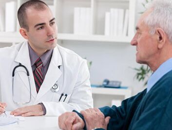 Un hombre con síntomas de prostatitis debe consultar primero a un urólogo. 