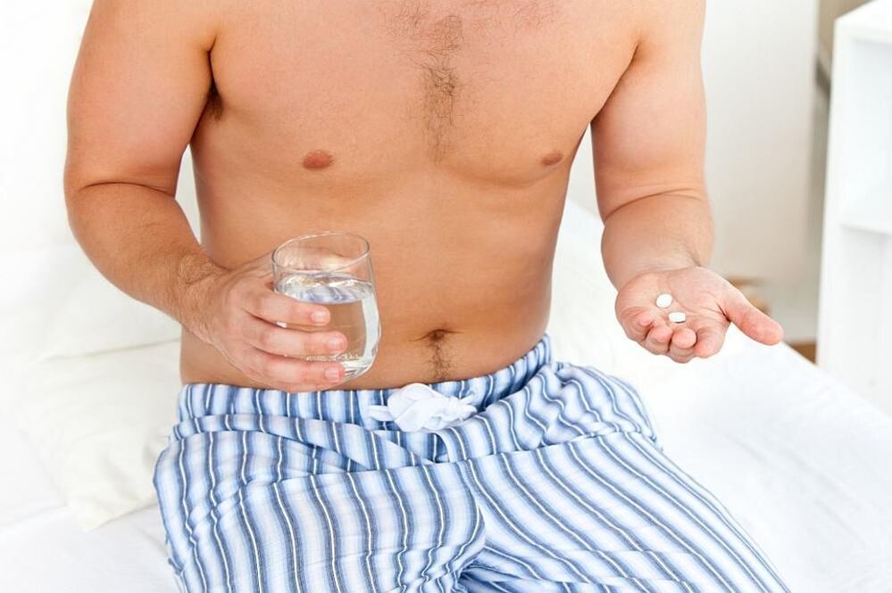 hombre toma pastillas para la prostatitis
