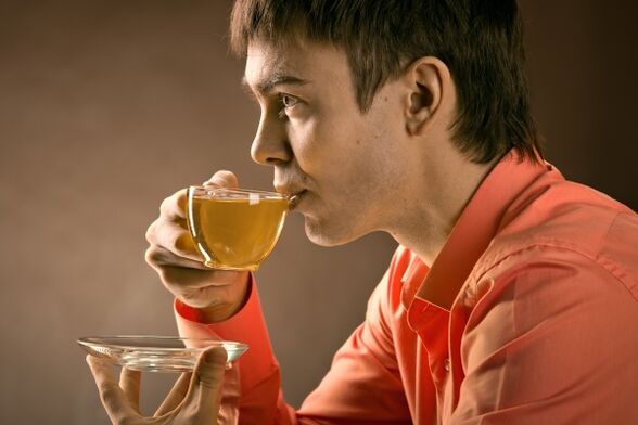un hombre bebe té de hierbas para tratar la prostatitis